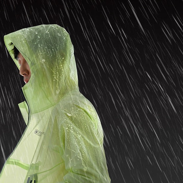 Un homme est sous la pluie. Il porte une veste imperméable légère coupe vent vert citron. 