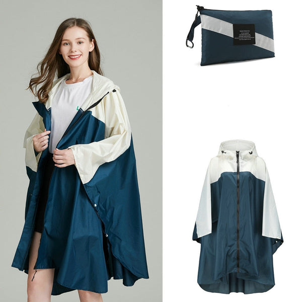 Une femme pose en poncho imperméable bicolore blanc et bleu. Il y a à côté une photo de la pochette de rangement et une photo du poncho.